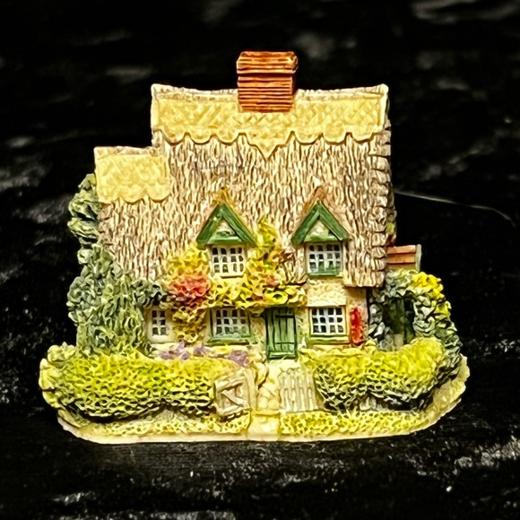 Lilliput Lane - Cotman Cottage Miniature - Dream Miniatures Collection - Picture 2 of 8